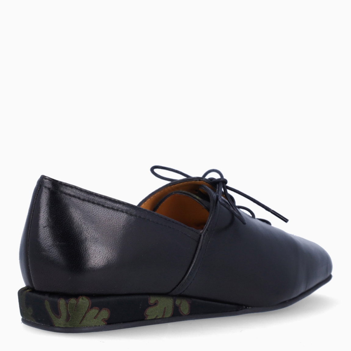 Blucher de la marca Audley, modelo ALAYA. Exterior en piel color negro con puntera plana. Interior en piel color cuero. Cierre de blucher con cordones negros y suela estampada plana de goma. Estos blucher Audley ALAYA son unos clásicos, ideales para esta temporada!