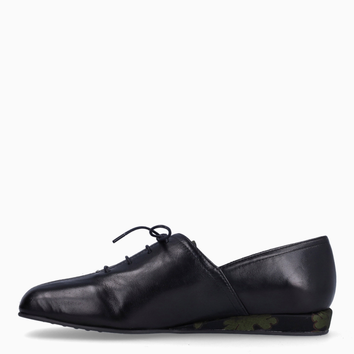 Blucher de la marca Audley, modelo ALAYA. Exterior en piel color negro con puntera plana. Interior en piel color cuero. Cierre de blucher con cordones negros y suela estampada plana de goma. Estos blucher Audley ALAYA son unos clásicos, ideales para esta temporada!