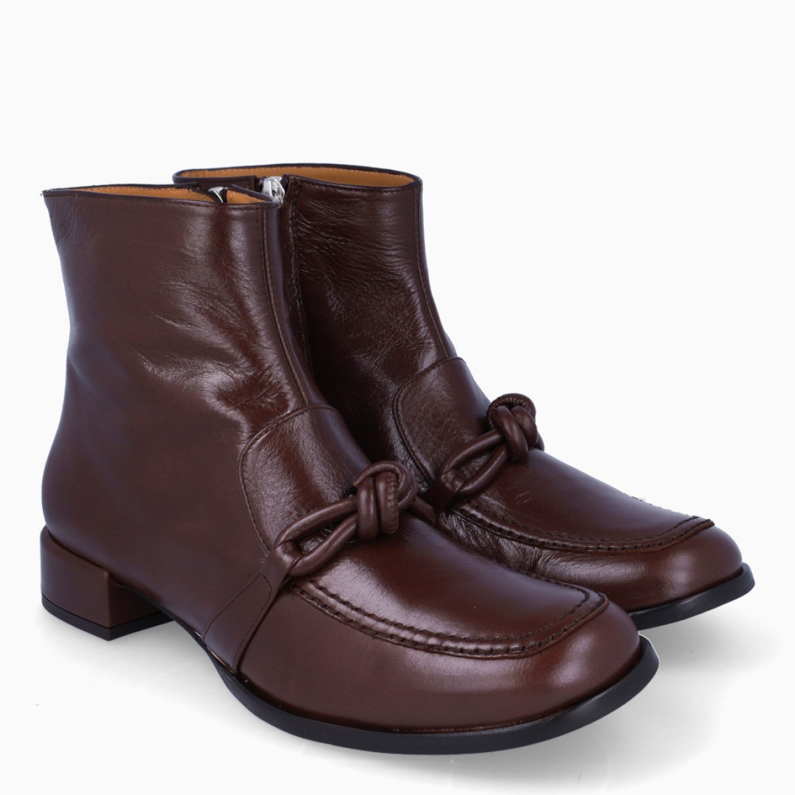 Botines de la marca Audley, modelo NOA. Exterior en piel color marrón con detalle de nudo en pala. Interior en piel color marrón. Cierre de botines con cremallera y suela con tacón de 3cm de altura. Estos botines Audley NOA son unos clásicos, ideales para esta temporada!