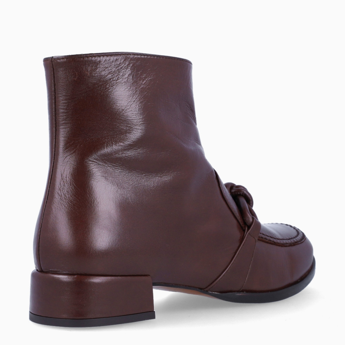 Botines de la marca Audley, modelo NOA. Exterior en piel color marrón con detalle de nudo en pala. Interior en piel color marrón. Cierre de botines con cremallera y suela con tacón de 3cm de altura. Estos botines Audley NOA son unos clásicos, ideales para esta temporada!