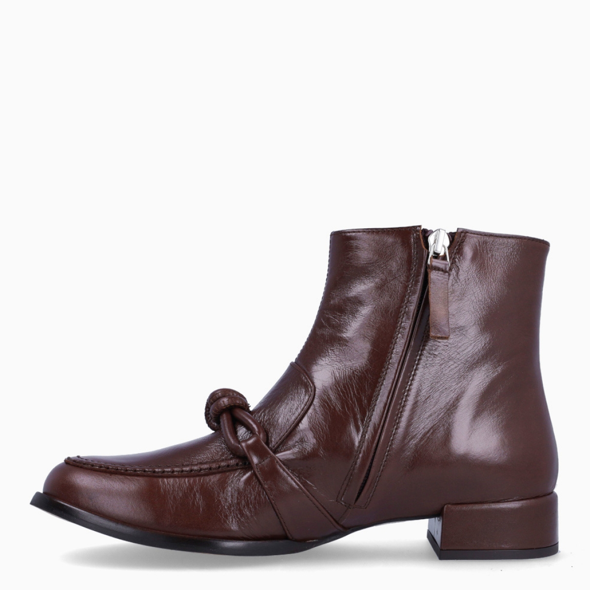 Botines de la marca Audley, modelo NOA. Exterior en piel color marrón con detalle de nudo en pala. Interior en piel color marrón. Cierre de botines con cremallera y suela con tacón de 3cm de altura. Estos botines Audley NOA son unos clásicos, ideales para esta temporada!