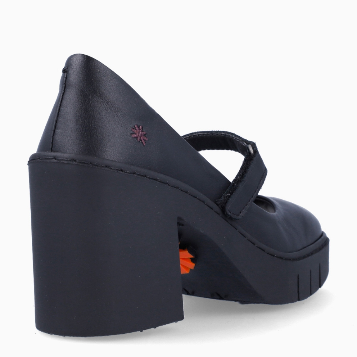 Merceditas de la marca Art, modelo YAIZA. Exterior en piel color negro con punta redonda. Interior en piel color negro con cierre con velcro. Suela con tacón de 8cm de altura. Estas merceditas Art YAIZA son unos clásicos, ideales para esta temporada!