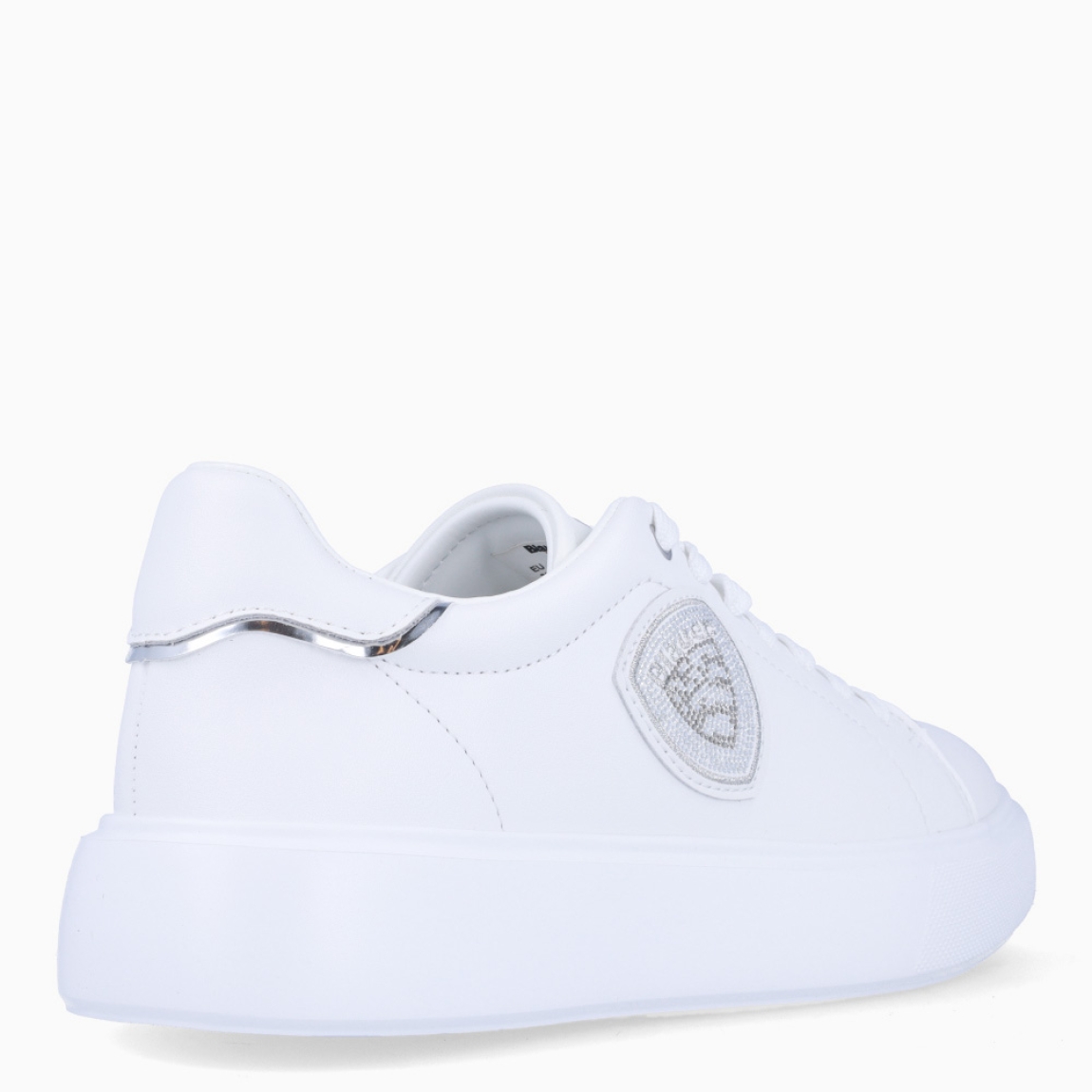 Deportiva de la marca Blauer, modelo VENUS. Exterior del la deportiva de piel de color blanco. Interior de la deportiva de piel y de forro textil. Logotipo blauer de pedrería plateada en el lateral exterior. Cierre de la deportiva con cordones. Deportiva con cuña de 3,5 cm de plataforma. La deportiva de Blauer, modelo VENUS, es una deportiva muy cómoda e ideal para el invierno. Queda bien con todo y es una pieza clave para dar un toque estiloso a tus looks de invierno.