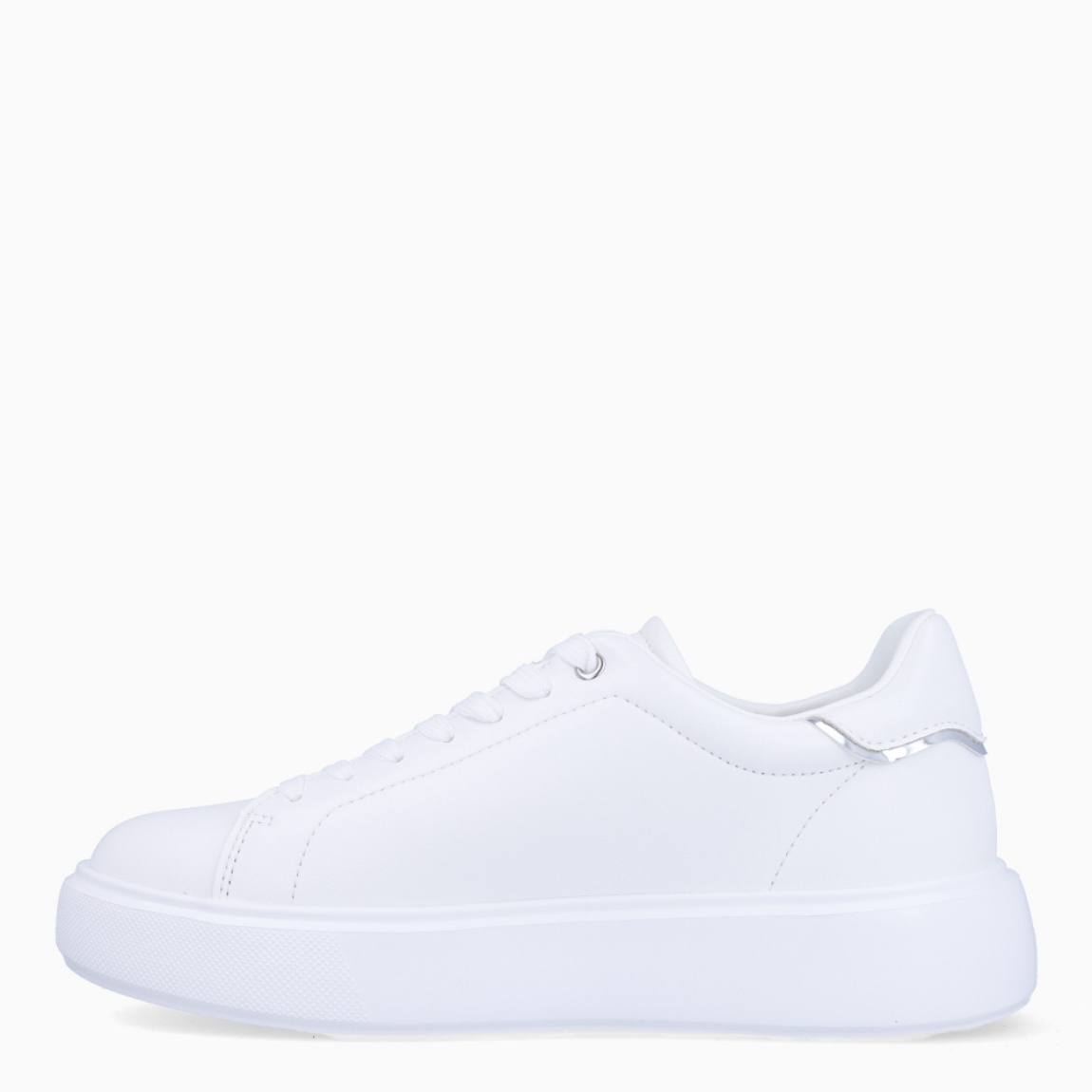 Deportiva de la marca Blauer, modelo VENUS. Exterior del la deportiva de piel de color blanco. Interior de la deportiva de piel y de forro textil. Logotipo blauer de pedrería plateada en el lateral exterior. Cierre de la deportiva con cordones. Deportiva con cuña de 3,5 cm de plataforma. La deportiva de Blauer, modelo VENUS, es una deportiva muy cómoda e ideal para el invierno. Queda bien con todo y es una pieza clave para dar un toque estiloso a tus looks de invierno.