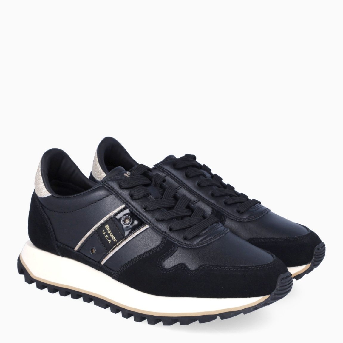 Deportivas de la marca Blauer, modelo MILLEN. Exterior de las deportivas en piel color negro con detalle de glitter en talón. Interior de las deportivas en piel color negro. Cierre de las deportivas con cordones color negro. Deportivas con suela dentada de goma de 3cm de plataforma. Logo Blauer en el lateral exterior de la deportiva. Este modelo MILLEN de Blauer es ideal para tu comodidad del día a día!