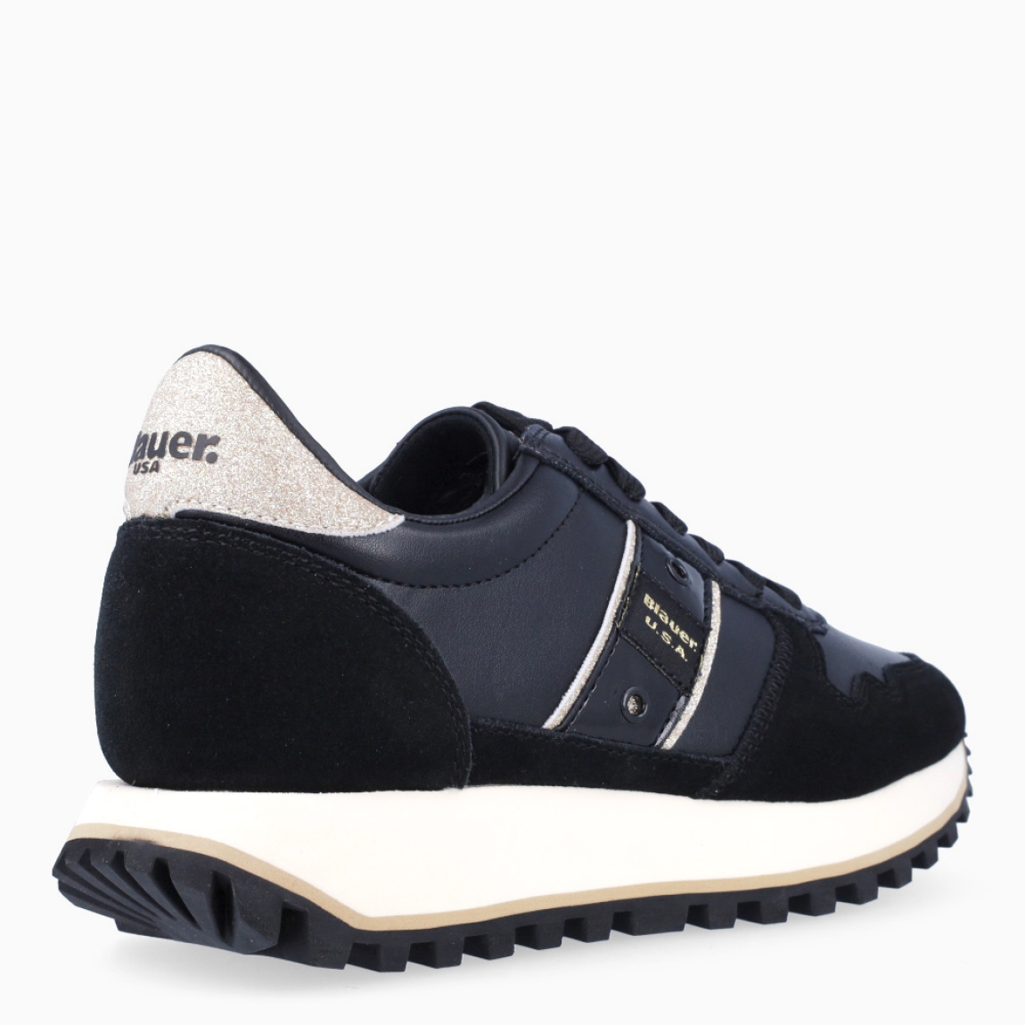 Deportivas de la marca Blauer, modelo MILLEN. Exterior de las deportivas en piel color negro con detalle de glitter en talón. Interior de las deportivas en piel color negro. Cierre de las deportivas con cordones color negro. Deportivas con suela dentada de goma de 3cm de plataforma. Logo Blauer en el lateral exterior de la deportiva. Este modelo MILLEN de Blauer es ideal para tu comodidad del día a día!