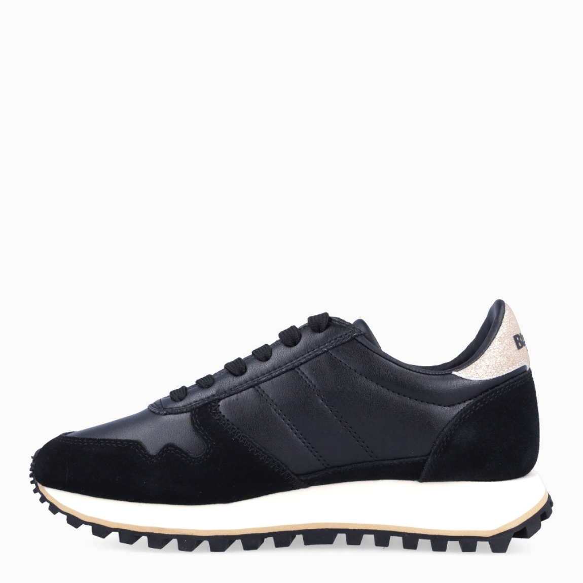 Deportivas de la marca Blauer, modelo MILLEN. Exterior de las deportivas en piel color negro con detalle de glitter en talón. Interior de las deportivas en piel color negro. Cierre de las deportivas con cordones color negro. Deportivas con suela dentada de goma de 3cm de plataforma. Logo Blauer en el lateral exterior de la deportiva. Este modelo MILLEN de Blauer es ideal para tu comodidad del día a día!