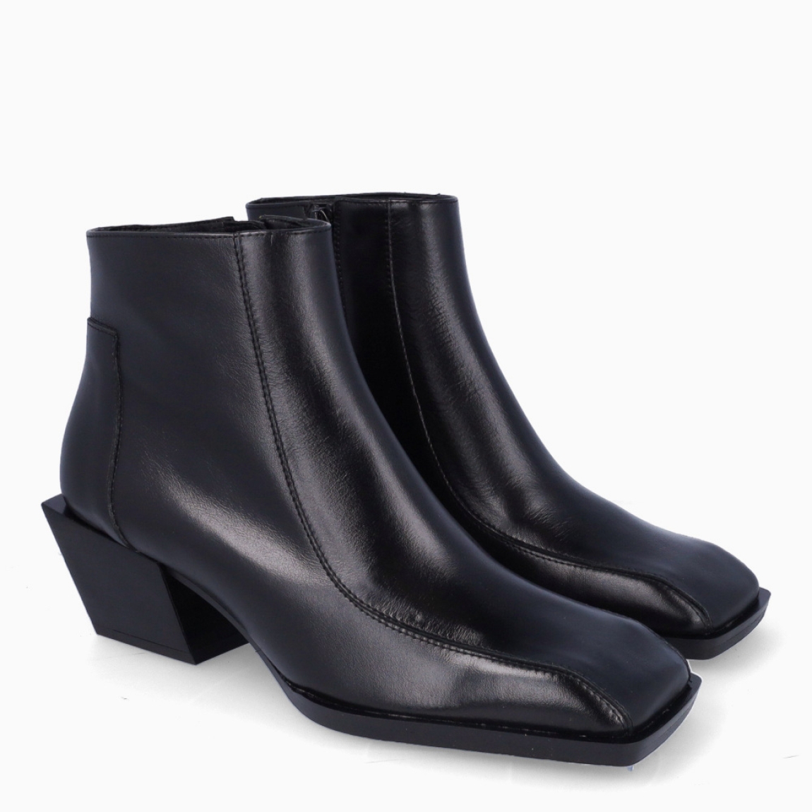 Botines de la marca Ras, modelo RIF. Exterior en piel color negro con puntera plana. Interior en piel color negro con plantilla acolchada y extraíble para máxima comodidad. Cierre con cremallera y tacón de 5cm de altura. Estos botines RAS modelo RIF ideal para esta temporada!