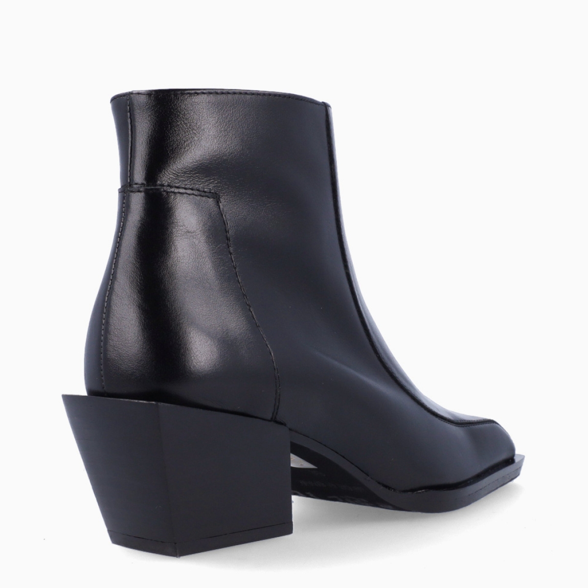 Botines de la marca Ras, modelo RIF. Exterior en piel color negro con puntera plana. Interior en piel color negro con plantilla acolchada y extraíble para máxima comodidad. Cierre con cremallera y tacón de 5cm de altura. Estos botines RAS modelo RIF ideal para esta temporada!