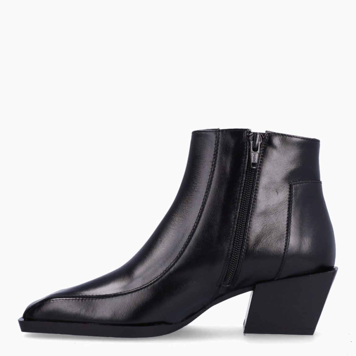 Botines de la marca Ras, modelo RIF. Exterior en piel color negro con puntera plana. Interior en piel color negro con plantilla acolchada y extraíble para máxima comodidad. Cierre con cremallera y tacón de 5cm de altura. Estos botines RAS modelo RIF ideal para esta temporada!