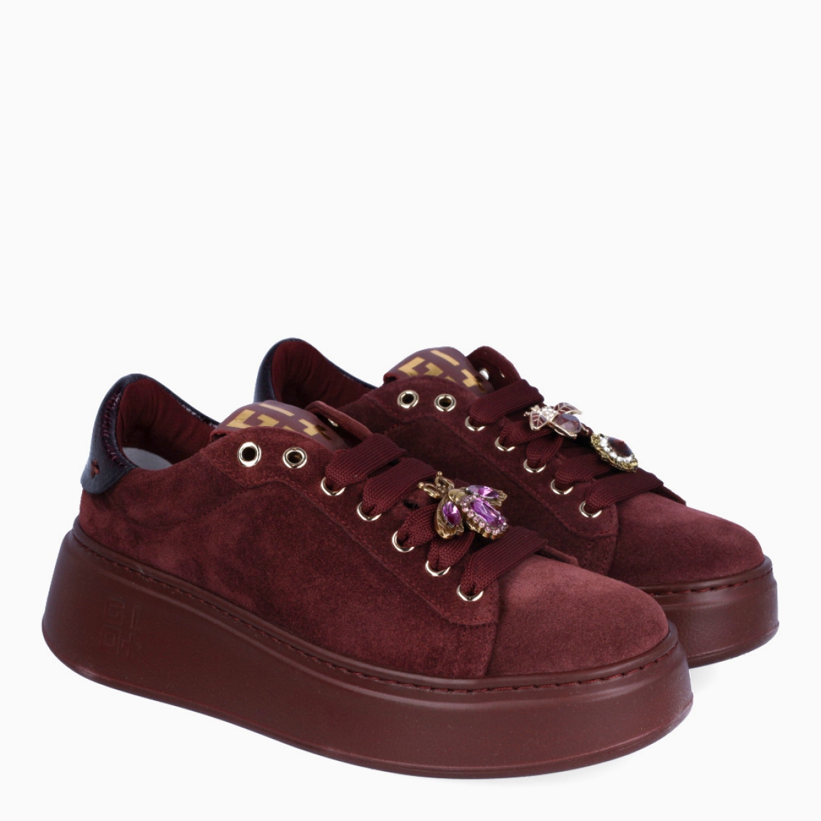 Deportivas de la marca GIO+, modelo PIA422. Exterior en ante color granate con detalle en pedrería en pala. Interior de las deportivas en piel color blanco con plantilla acolchada y extraíble para máxima comodidad. Cierre de las deportivas con cordones granate y plataforma de 4cm de altura. Estas deportivas GIO+ PIA422 tienen un estilo tendencia en esta temporada. No puede faltar en tu armario!