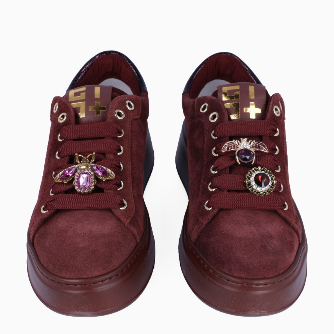 Deportivas de la marca GIO+, modelo PIA422. Exterior en ante color granate con detalle en pedrería en pala. Interior de las deportivas en piel color blanco con plantilla acolchada y extraíble para máxima comodidad. Cierre de las deportivas con cordones granate y plataforma de 4cm de altura. Estas deportivas GIO+ PIA422 tienen un estilo tendencia en esta temporada. No puede faltar en tu armario!