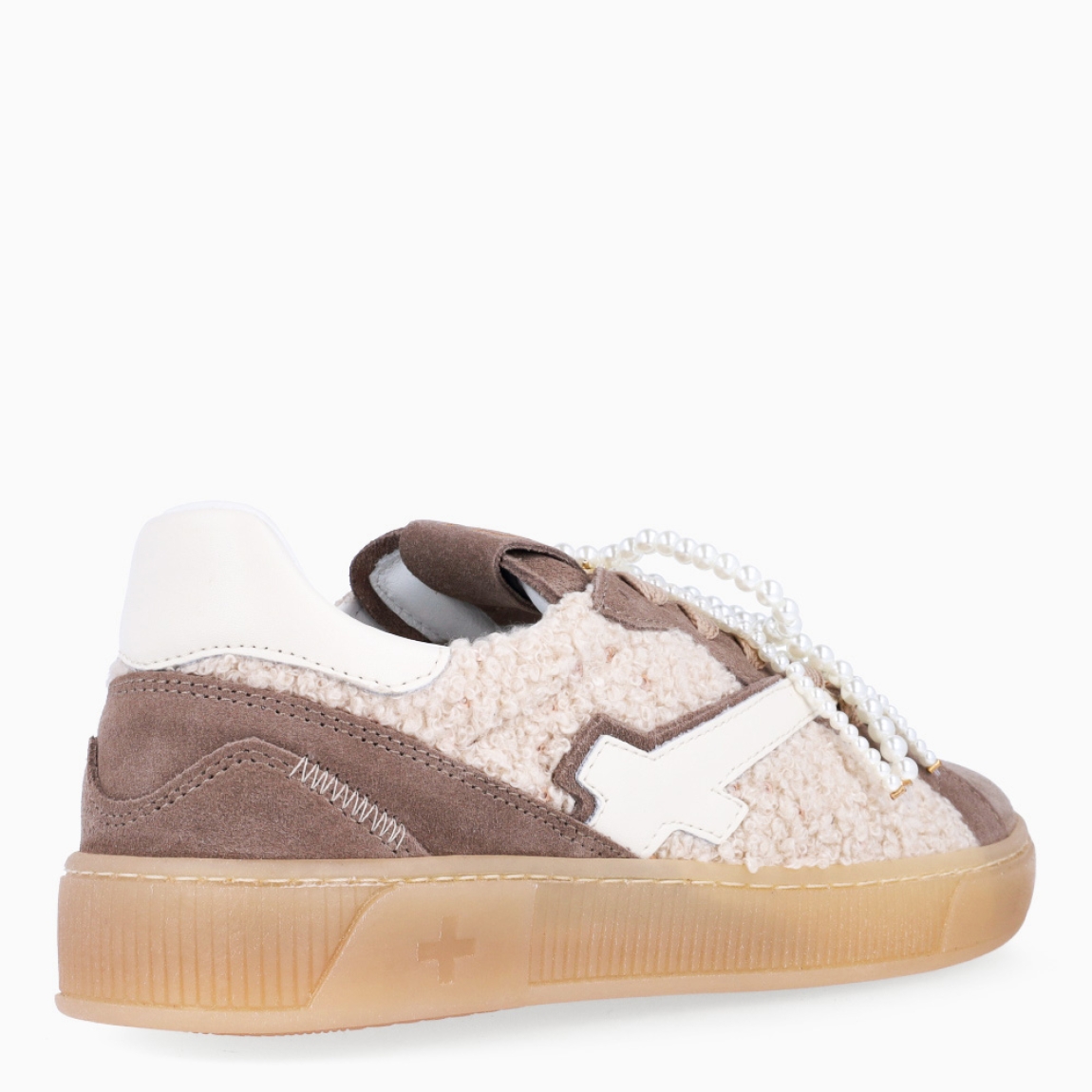 Deportivas de la marca GIO+, modelo BLUE. Exterior en ante color taupe con detalle en peluche y lazo en perlas y dije en la pala sujetada a cordones. Interior de las deportivas en piel color blanco con plantilla acolchada y extraíble para máxima comodidad. Cierre de las deportivas con cordones taupe y plataforma de 2cm de altura. Estas deportivas GIO+ BLUE tienen un estilo tendencia en esta temporada. No puede faltar en tu armario!