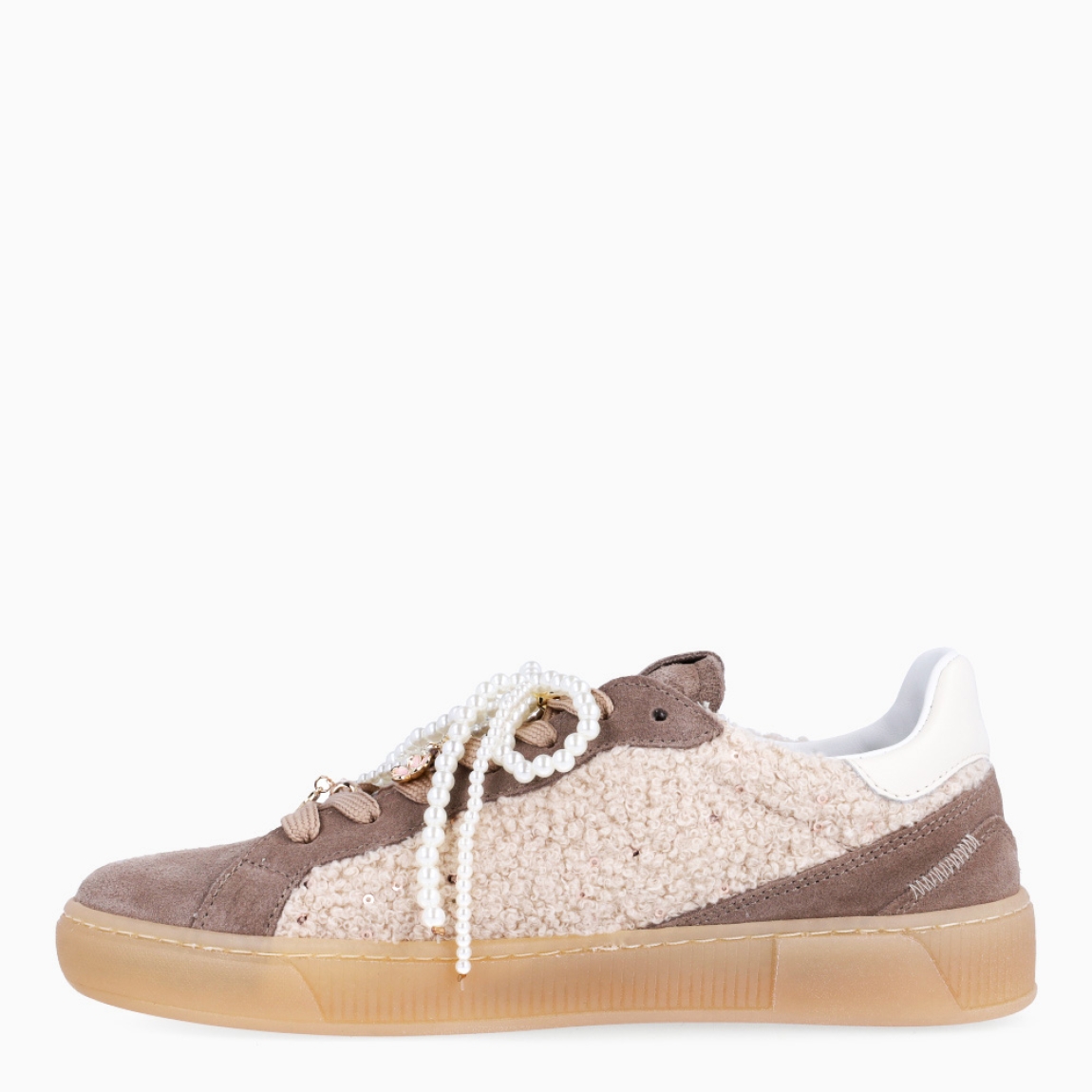 Deportivas de la marca GIO+, modelo BLUE. Exterior en ante color taupe con detalle en peluche y lazo en perlas y dije en la pala sujetada a cordones. Interior de las deportivas en piel color blanco con plantilla acolchada y extraíble para máxima comodidad. Cierre de las deportivas con cordones taupe y plataforma de 2cm de altura. Estas deportivas GIO+ BLUE tienen un estilo tendencia en esta temporada. No puede faltar en tu armario!