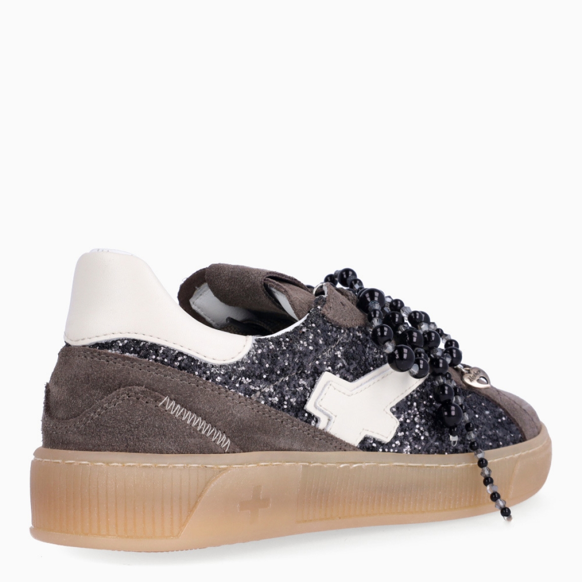 Deportivas de la marca GIO+, modelo BLUE. Exterior en ante color gris con detalle en glitter y lazo en perlas negras y dije en la pala sujetada a cordones. Interior de las deportivas en piel color blanco con plantilla acolchada y extraíble para máxima comodidad. Cierre de las deportivas con cordones gris y plataforma de 2cm de altura. Estas deportivas GIO+ BLUE tienen un estilo tendencia en esta temporada. No puede faltar en tu armario!