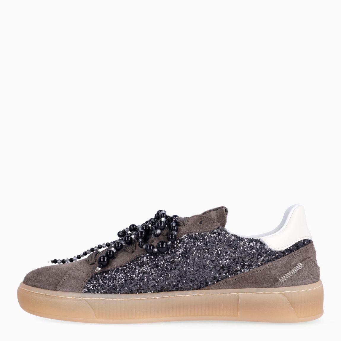 Deportivas de la marca GIO+, modelo BLUE. Exterior en ante color gris con detalle en glitter y lazo en perlas negras y dije en la pala sujetada a cordones. Interior de las deportivas en piel color blanco con plantilla acolchada y extraíble para máxima comodidad. Cierre de las deportivas con cordones gris y plataforma de 2cm de altura. Estas deportivas GIO+ BLUE tienen un estilo tendencia en esta temporada. No puede faltar en tu armario!