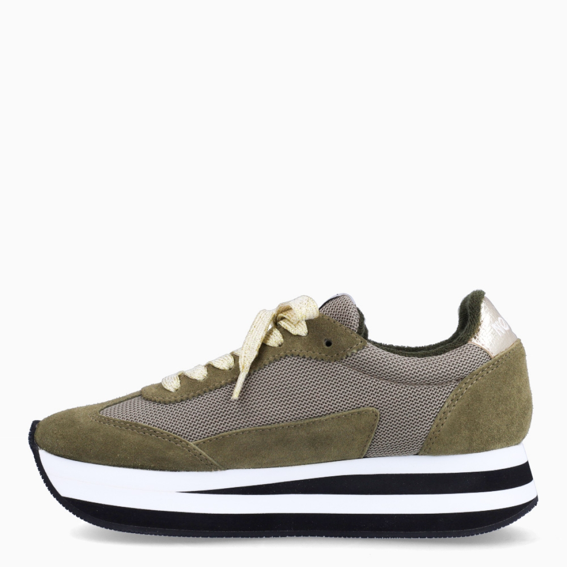 Deportivas de la marca No Name, modelo FLEX M JOGGER. Exterior en ante color verde con detalle del logo en blanco. Interior en en textil color negro. Cierre de las deportivas No Name con cordones verdes brillantes y una suela de goma con cuña de 3cm de altura. Estas deportivas No Name FLEX M JOGGER son unas clásicas, ideales para esta temporada!