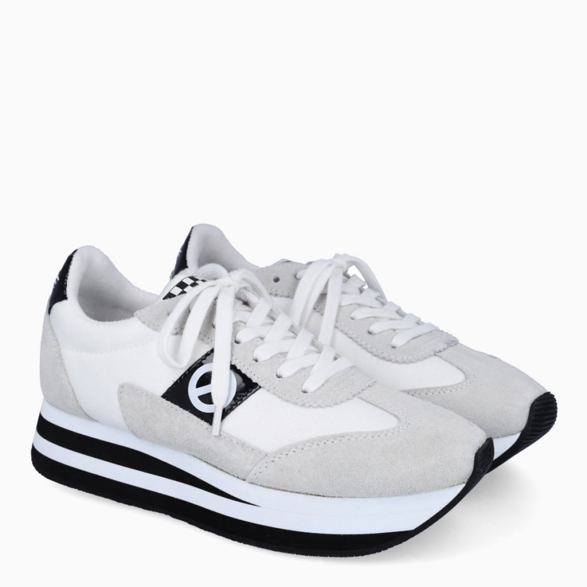 Deportivas de la marca No Name, modelo FLEX M JOGGER. Exterior en ante color blanco con detalle del logo en negro. Interior en en textil color blanco. Cierre de las deportivas No Name con cordones blancos y una suela de goma con cuña de 3cm de altura. Estas deportivas No Name FLEX M JOGGER son unas clásicas, ideales para esta temporada!