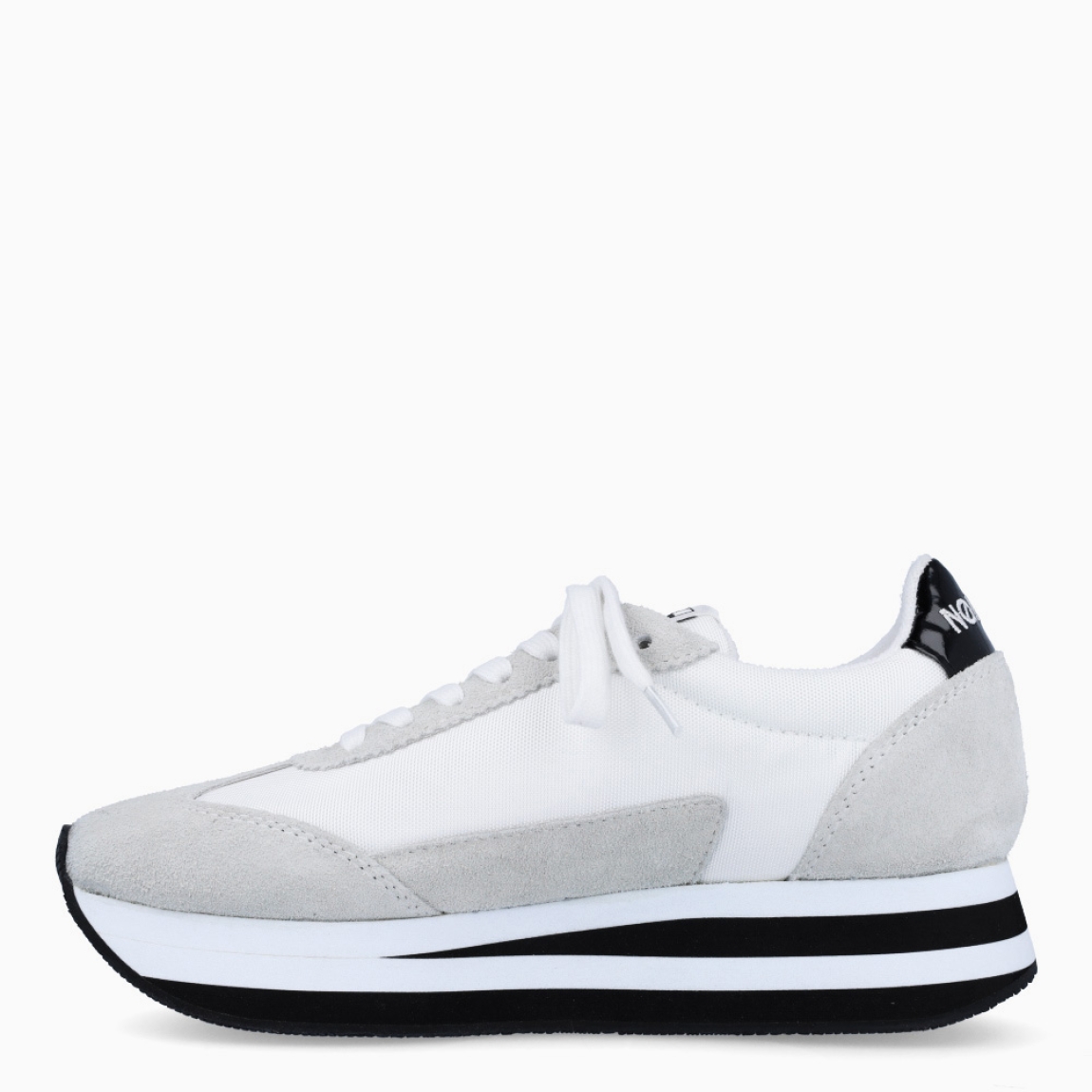 Deportivas de la marca No Name, modelo FLEX M JOGGER. Exterior en ante color blanco con detalle del logo en negro. Interior en en textil color blanco. Cierre de las deportivas No Name con cordones blancos y una suela de goma con cuña de 3cm de altura. Estas deportivas No Name FLEX M JOGGER son unas clásicas, ideales para esta temporada!