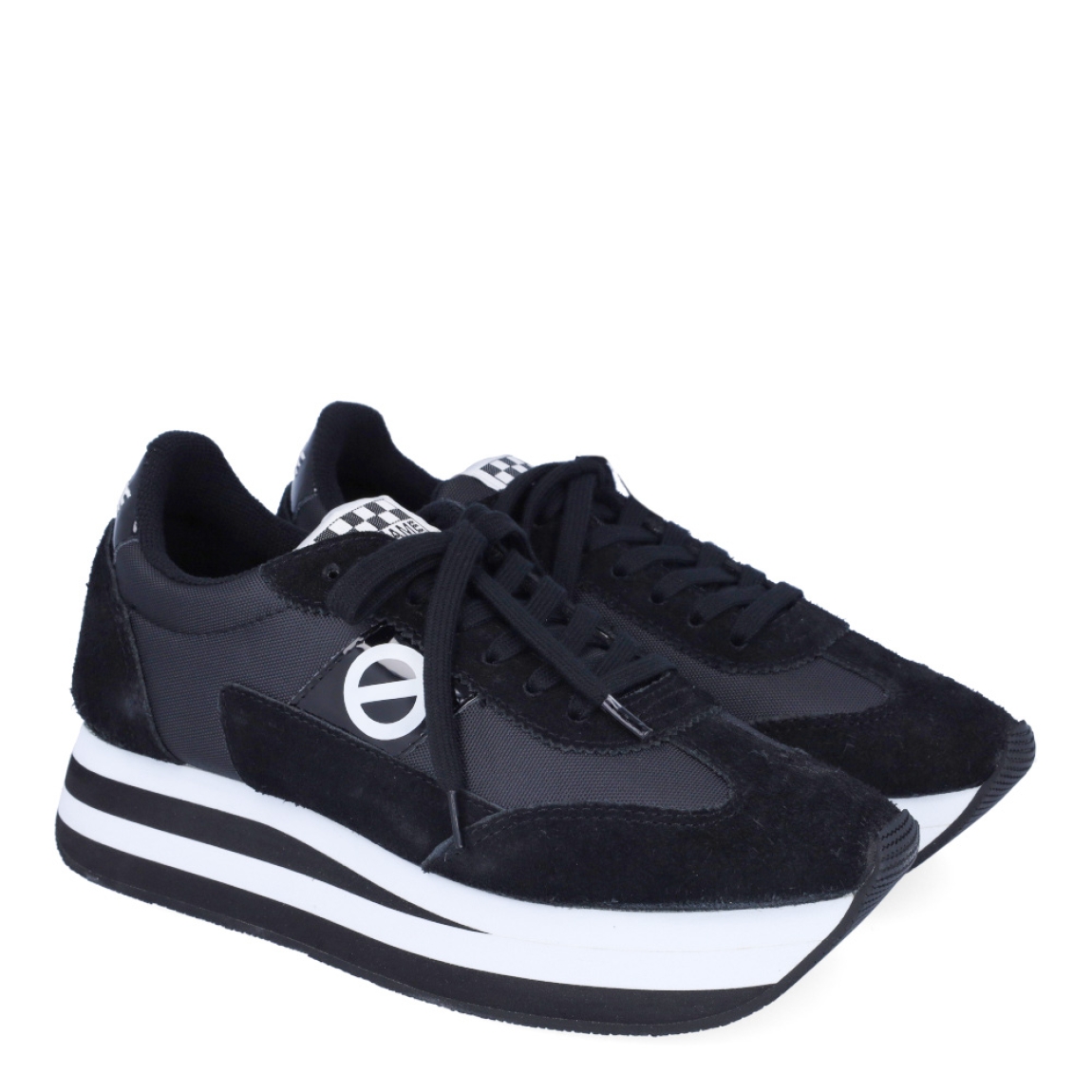 Deportivas de la marca No Name, modelo FLEX M JOGGER. Exterior en ante color negro con detalle del logo en blanco. Interior en en textil color negro. Cierre de las deportivas No Name con cordones negros y una suela de goma con cuña de 3cm de altura. Estas deportivas No Name FLEX M JOGGER son unas clásicas, ideales para esta temporada!