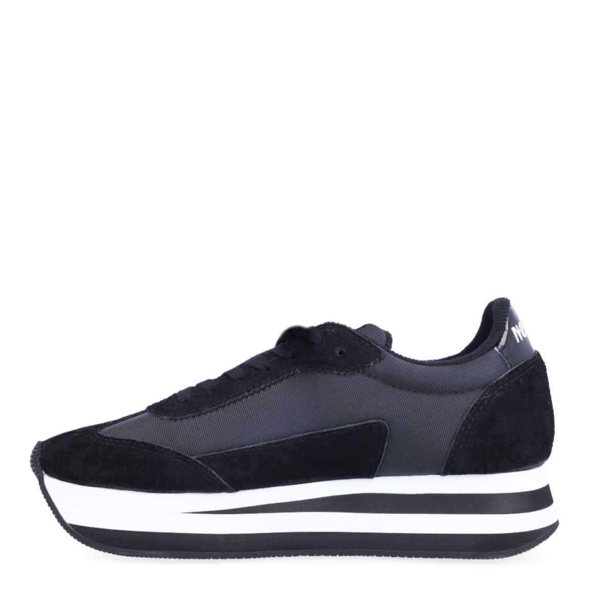 Deportivas de la marca No Name, modelo FLEX M JOGGER. Exterior en ante color negro con detalle del logo en blanco. Interior en en textil color negro. Cierre de las deportivas No Name con cordones negros y una suela de goma con cuña de 3cm de altura. Estas deportivas No Name FLEX M JOGGER son unas clásicas, ideales para esta temporada!