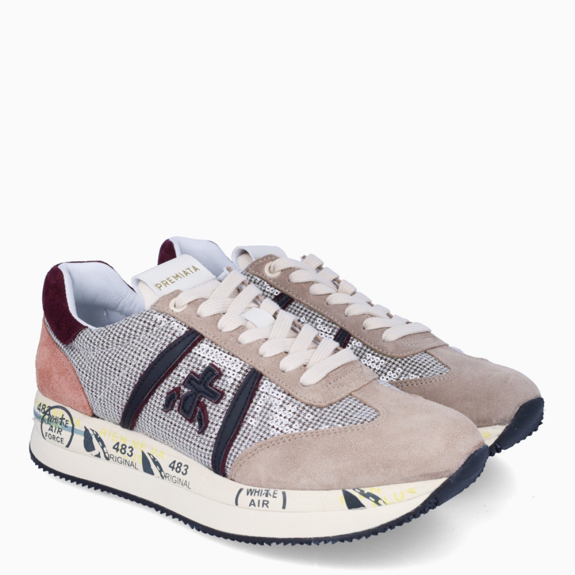 Deportiva de la marca Premiata, modelo Conny. Exterior de la deportiva en ante color taupe con detalles en granate y brillo. Interior de la deportiva de piel de color blanco. Cierre de la deportiva con cordones. Suela de la deportiva de goma estampada, con 3cm de plataforma. Deportiva con plantilla acolchada para garantizar la máxima comodidad a cada paso. La deportiva Conny de Premiata es una deportiva muy cómoda, ideal para marcar estilo.