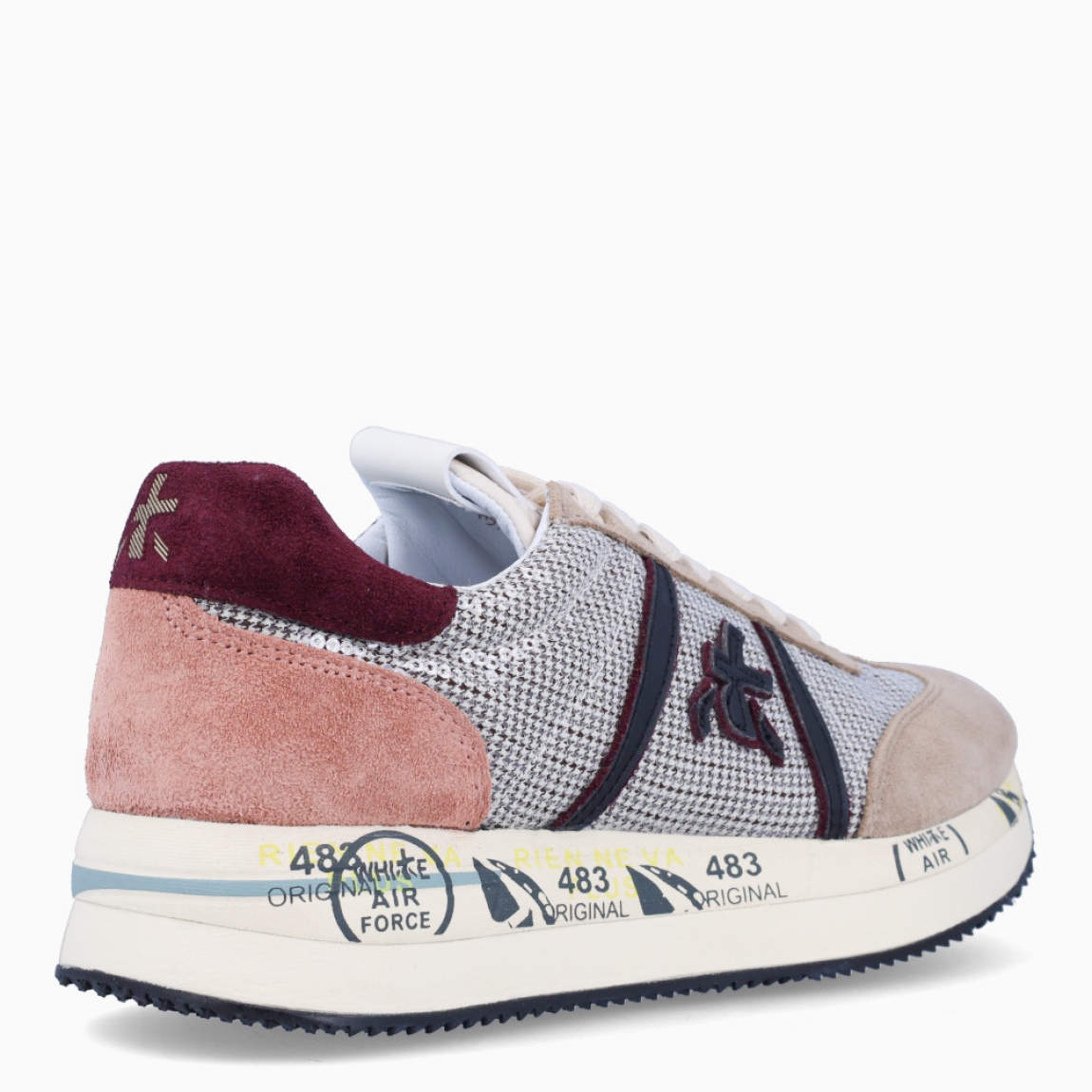 Deportiva de la marca Premiata, modelo Conny. Exterior de la deportiva en ante color taupe con detalles en granate y brillo. Interior de la deportiva de piel de color blanco. Cierre de la deportiva con cordones. Suela de la deportiva de goma estampada, con 3cm de plataforma. Deportiva con plantilla acolchada para garantizar la máxima comodidad a cada paso. La deportiva Conny de Premiata es una deportiva muy cómoda, ideal para marcar estilo.