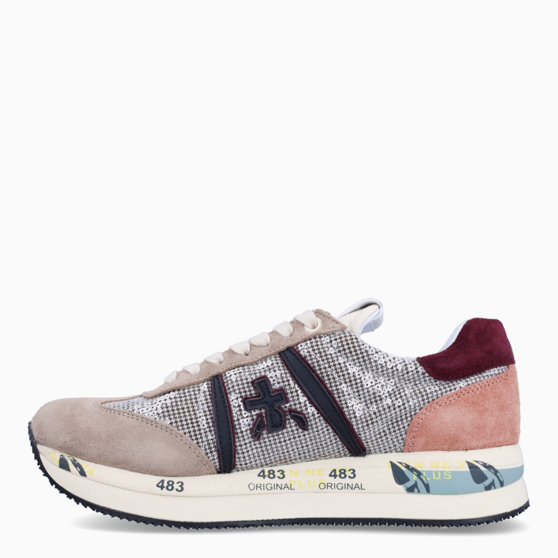 Deportiva de la marca Premiata, modelo Conny. Exterior de la deportiva en ante color taupe con detalles en granate y brillo. Interior de la deportiva de piel de color blanco. Cierre de la deportiva con cordones. Suela de la deportiva de goma estampada, con 3cm de plataforma. Deportiva con plantilla acolchada para garantizar la máxima comodidad a cada paso. La deportiva Conny de Premiata es una deportiva muy cómoda, ideal para marcar estilo.