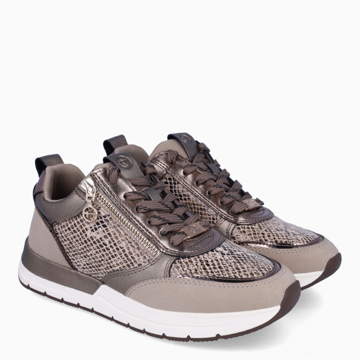 Deportivas de la marca Tamaris, modelo MAGE. Exterior en piel colo taupe con efecto serpiente y detalle de cremallera. Interior de las deportivas en piel color taupe con plantilla acolchada y extraíble para máxima comodidad. Cierre de las deportivas con cordones y suela plana. Estas deportivas Tamaris MAGE son un complemento ideal para tu día a día. No pueden faltar en tu armario!