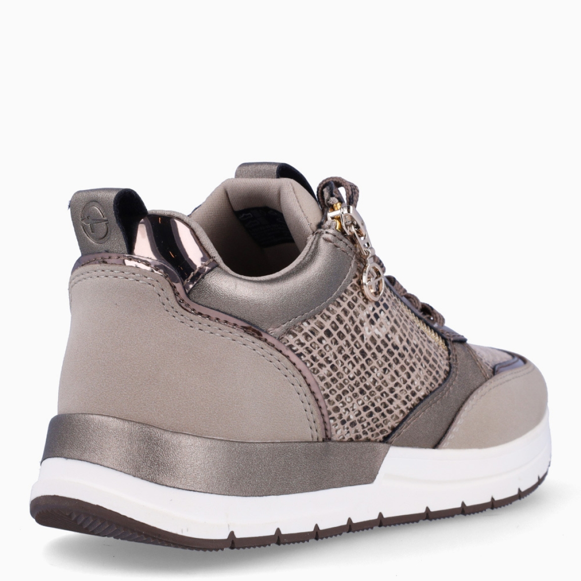 Deportivas de la marca Tamaris, modelo MAGE. Exterior en piel colo taupe con efecto serpiente y detalle de cremallera. Interior de las deportivas en piel color taupe con plantilla acolchada y extraíble para máxima comodidad. Cierre de las deportivas con cordones y suela plana. Estas deportivas Tamaris MAGE son un complemento ideal para tu día a día. No pueden faltar en tu armario!