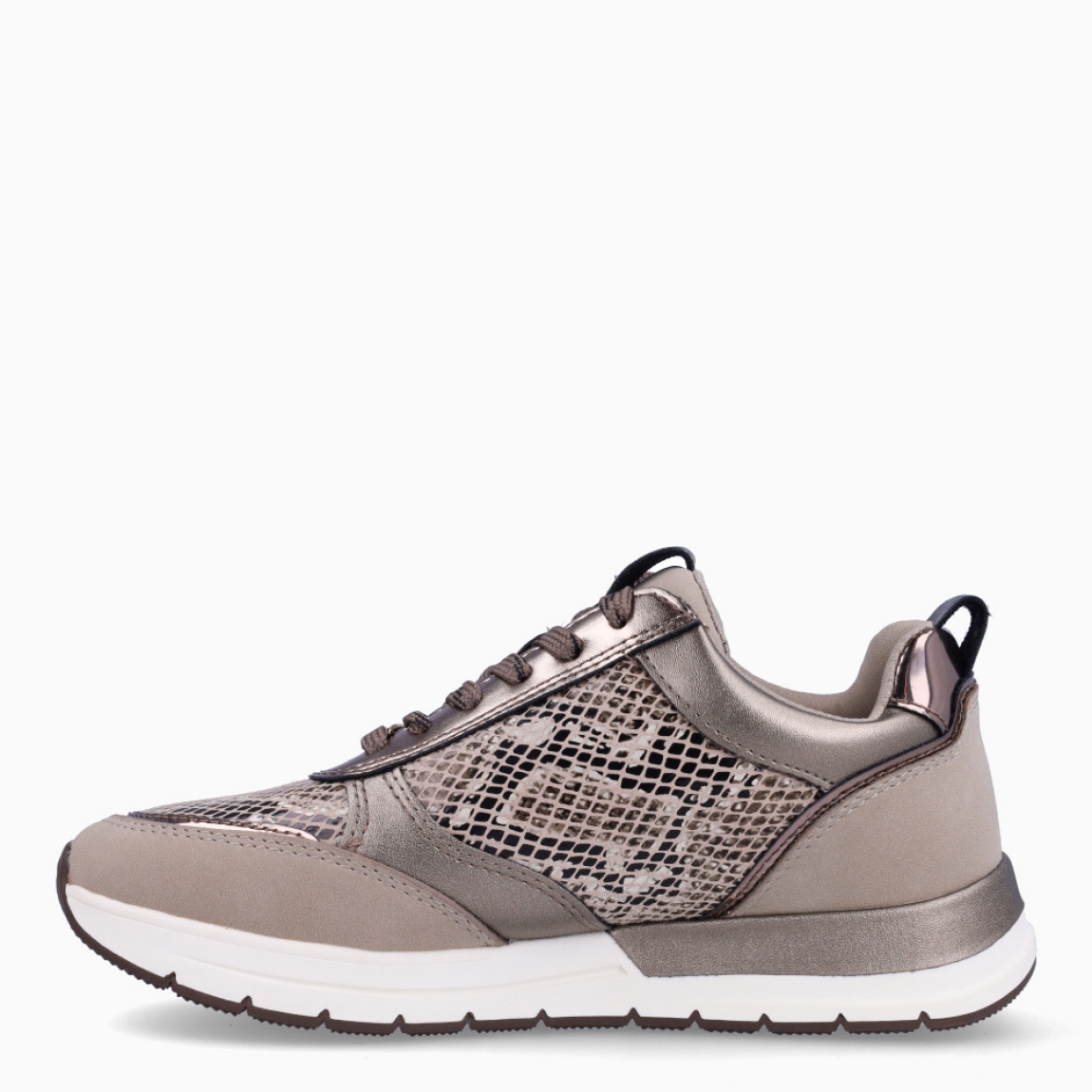 Deportivas de la marca Tamaris, modelo MAGE. Exterior en piel colo taupe con efecto serpiente y detalle de cremallera. Interior de las deportivas en piel color taupe con plantilla acolchada y extraíble para máxima comodidad. Cierre de las deportivas con cordones y suela plana. Estas deportivas Tamaris MAGE son un complemento ideal para tu día a día. No pueden faltar en tu armario!