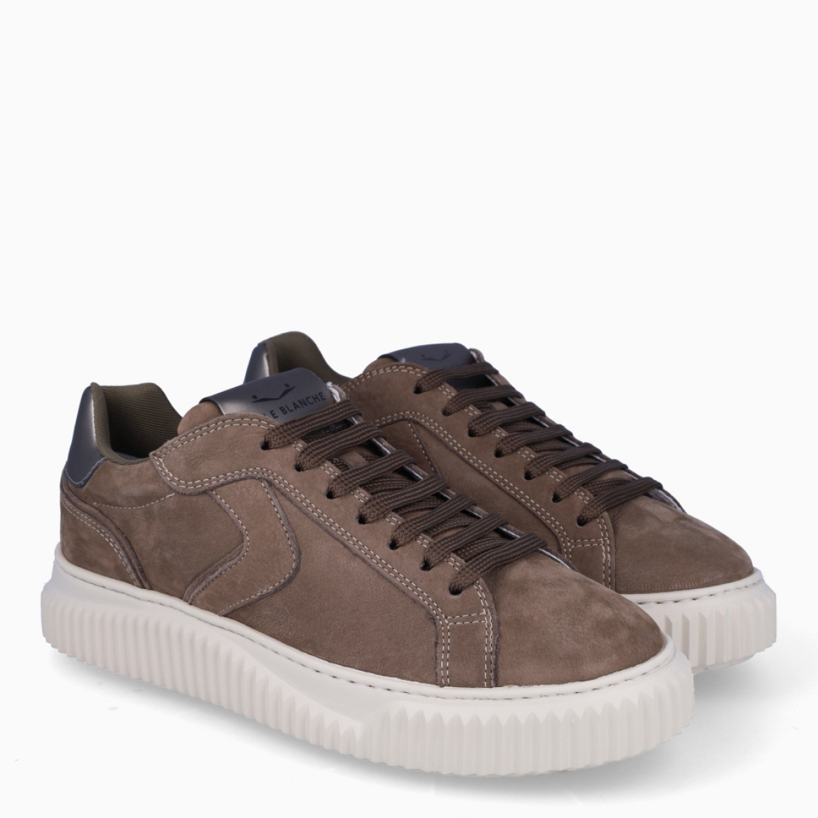 Deportivas de la marca Voile Blanche, modelo LIPARI. Exterior en ante color taupe. Interior en piel color taupe y blanco. Cierre de cordones a tono. Suela dentada con 3cm de plataforma. Estas deportivas Voile Blanche LIPARI son unas clásicas, ideales para tu día a día!