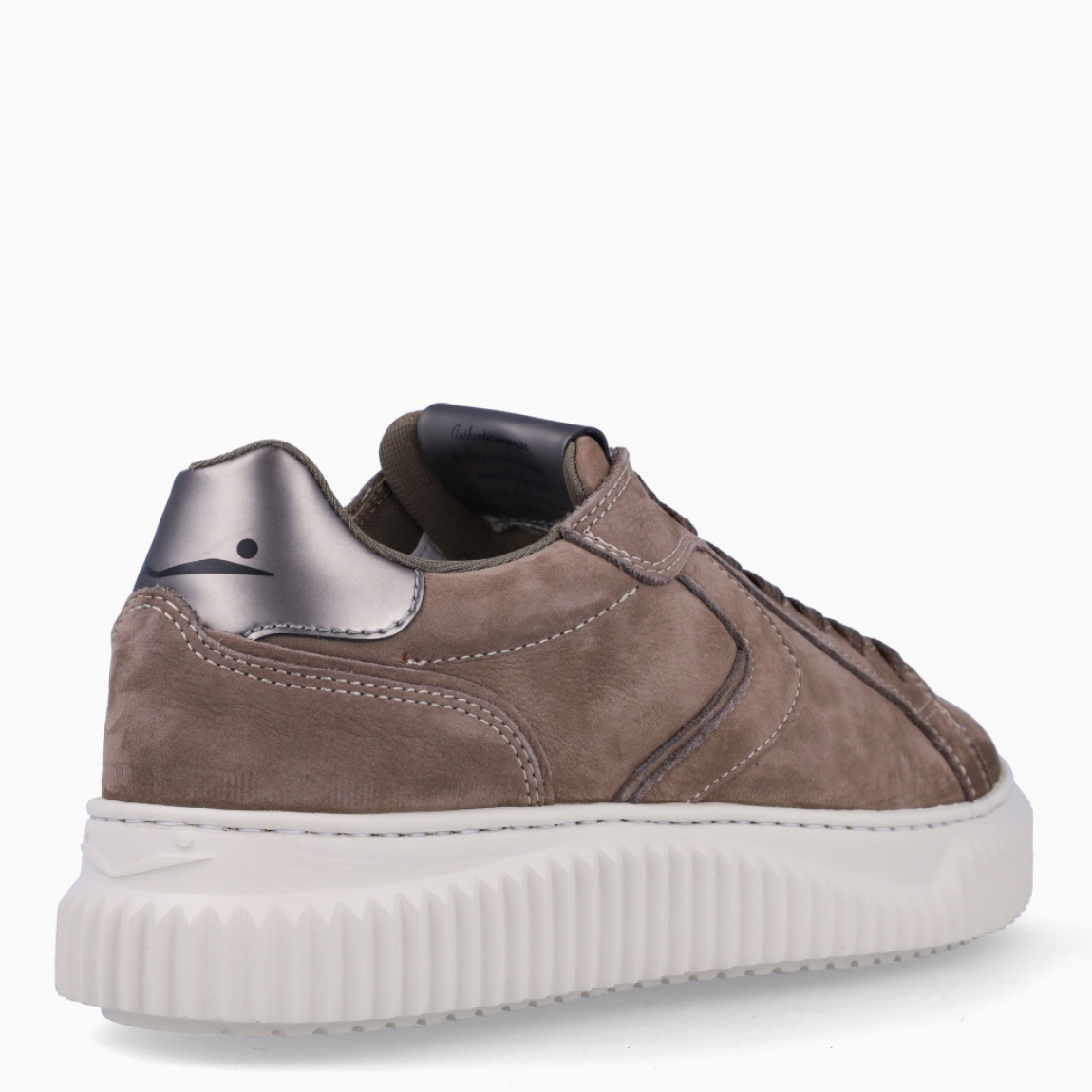 Deportivas de la marca Voile Blanche, modelo LIPARI. Exterior en ante color taupe. Interior en piel color taupe y blanco. Cierre de cordones a tono. Suela dentada con 3cm de plataforma. Estas deportivas Voile Blanche LIPARI son unas clásicas, ideales para tu día a día!