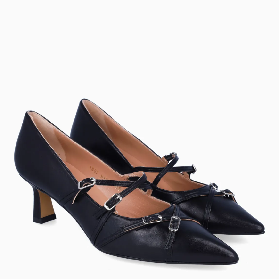 Merceditas de la marca Munné, modelo ZOEY. Exterior en charol color negro con punta lápiz. Interior en piel color nude. Merceditas Munné con cierre de 4 hebillas cruzadas en pala. Merceditas ZOEY con tacón de 4cm de altura. Estas merceditas Munné ZOEY son ideales para estilizar tus looks!