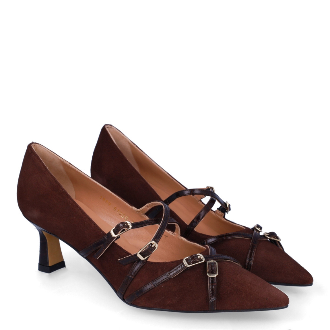 Merceditas de la marca Munné, modelo ZOEY. Exterior en charol color marrón con punta lápiz. Interior en piel color nude. Merceditas Munné con cierre de 4 hebillas cruzadas en pala. Merceditas ZOEY con tacón de 4cm de altura. Estas merceditas Munné ZOEY son ideales para estilizar tus looks!