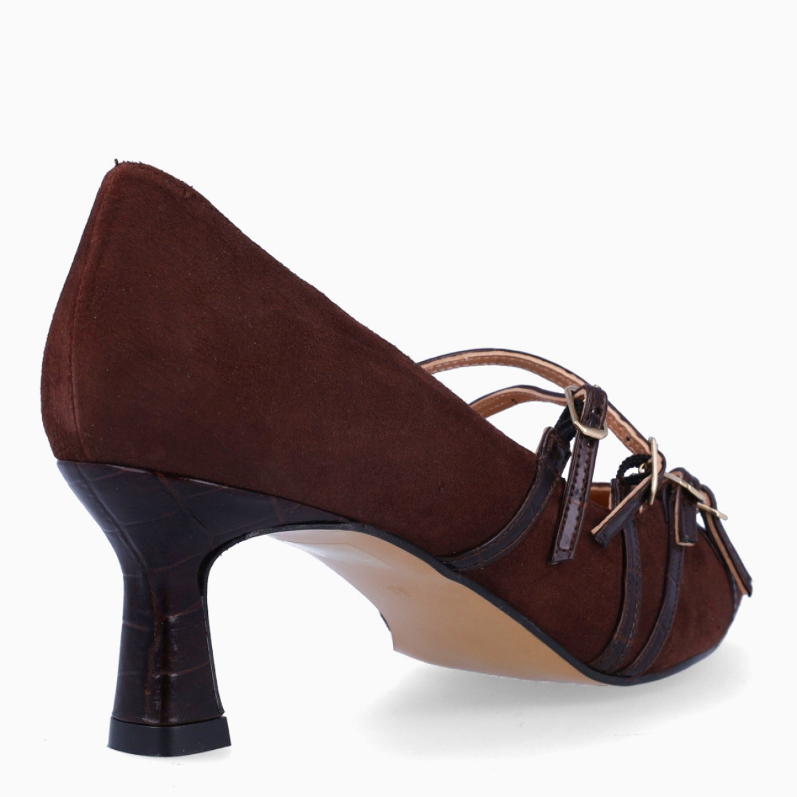 Merceditas de la marca Munné, modelo ZOEY. Exterior en charol color marrón con punta lápiz. Interior en piel color nude. Merceditas Munné con cierre de 4 hebillas cruzadas en pala. Merceditas ZOEY con tacón de 4cm de altura. Estas merceditas Munné ZOEY son ideales para estilizar tus looks!