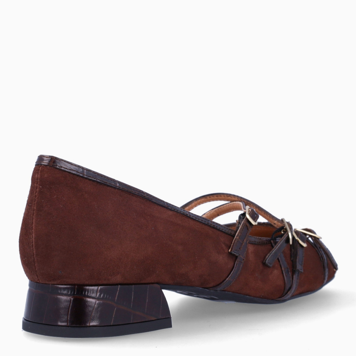 Merceditas de la marca Munné, modelo CHULE. Exterior en ante color marrón con punta cuadrada. Interior en piel color nude. Cierre con hebillas cruzadas en pala. Suela de goma plana. Merceditas Munné CHULE ideales para tu día día!