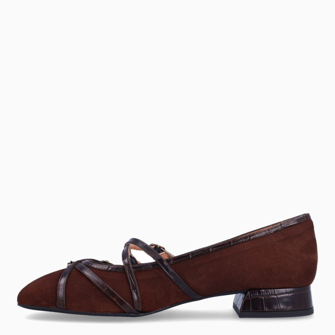 Merceditas de la marca Munné, modelo CHULE. Exterior en ante color marrón con punta cuadrada. Interior en piel color nude. Cierre con hebillas cruzadas en pala. Suela de goma plana. Merceditas Munné CHULE ideales para tu día día!