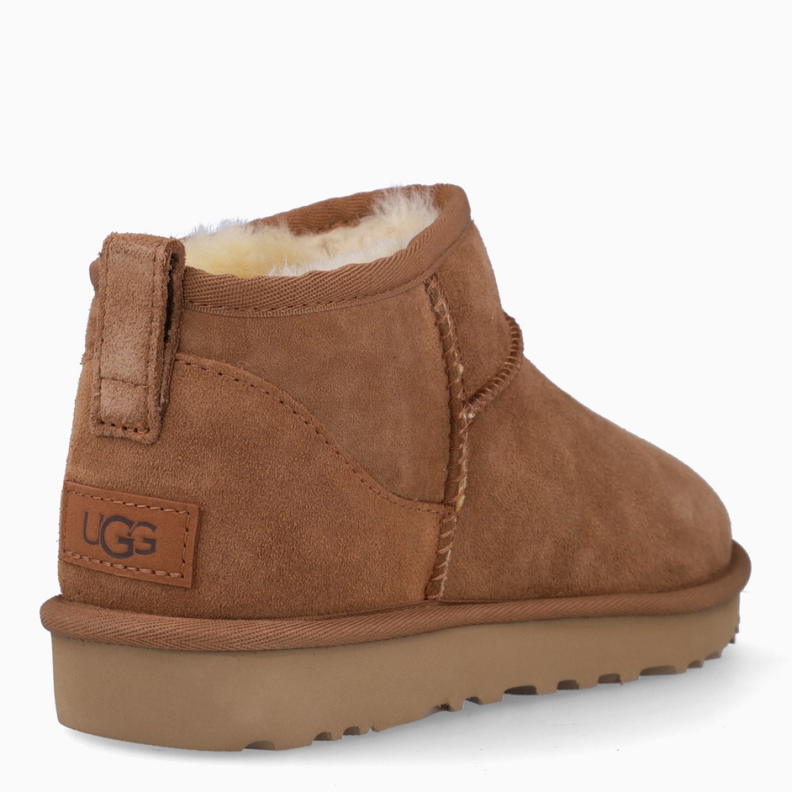 Botines CLASSIC ULTRA MINI de la marca UGG, en color CHESTNUT. Exterior en ante de piel de oveja color marrón claro. Tratamiento higrófugo aplicado en el exterior. Forro y plantilla de pelo de oveja acolchado. Suela plana de goma EVA de caña de azucar. Altura de la caña 8,9cm. Estos botines UGG Classic Ultra Mini son uno de los clásicos más codiciados de UGG, un diseño con una caña más baja que facilita ponérselas y quitárselas.