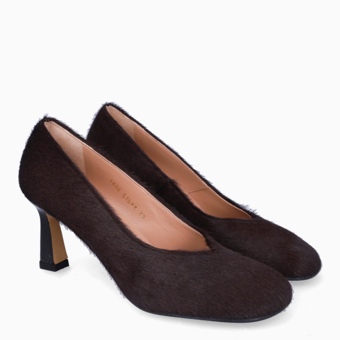 Salones de la marca Munné, modelo OSMA. Exterior en pelo color marrón con punta redonda. Interior en piel color nude. Salones Munné con tacón de 5cm de altura. Estos salones Munné OSMA son ideales para ti!