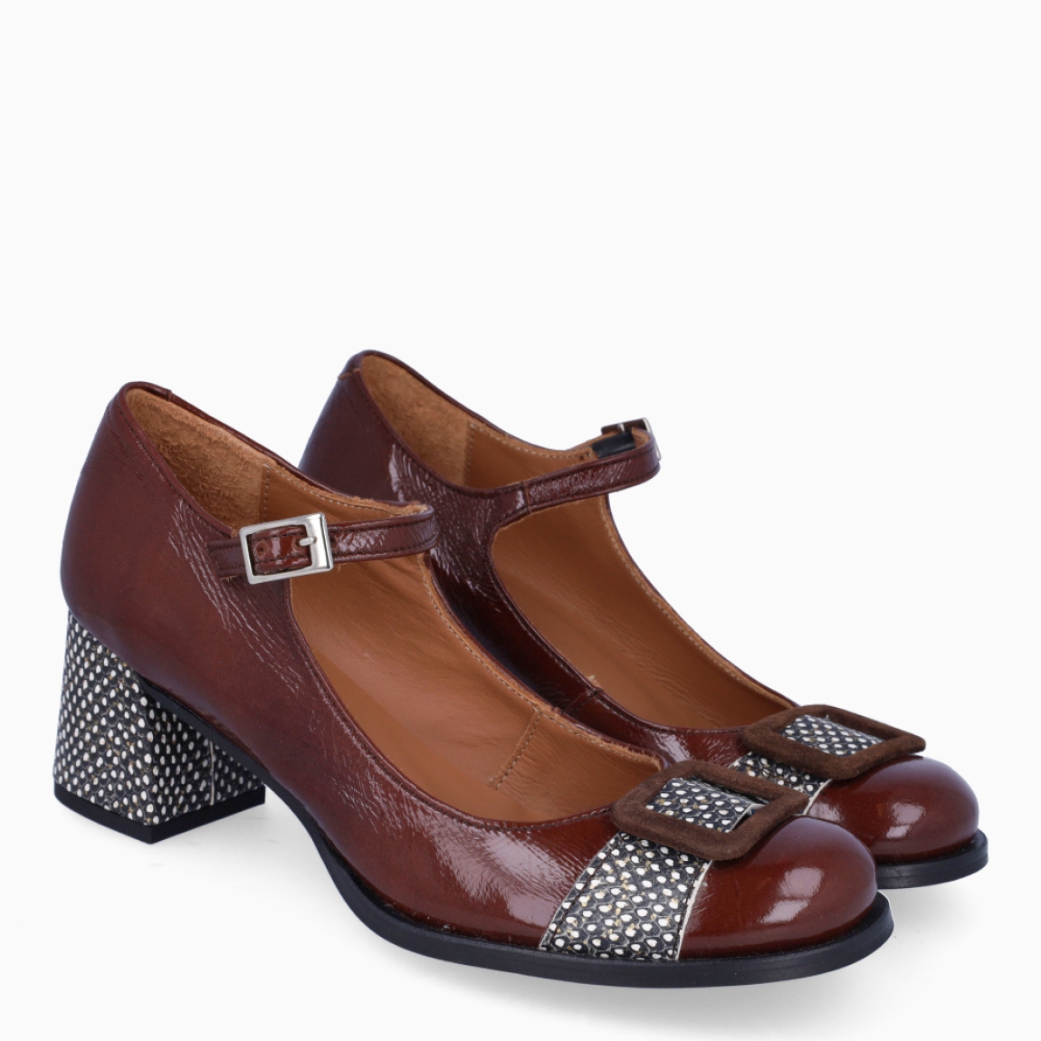 Merceditas de la marca Nemonic, modelo ELIS. Exterior en charol color marrón con estampado y detalle de hebilla en la punta redonda. Interior en piel color cuero. Cierre con hebilla en la pala. Merceditas Nemonic con tacón de 5cm de altura. Merceditas Nemonic ELIS son ideales para estilizar y elevar tu look!