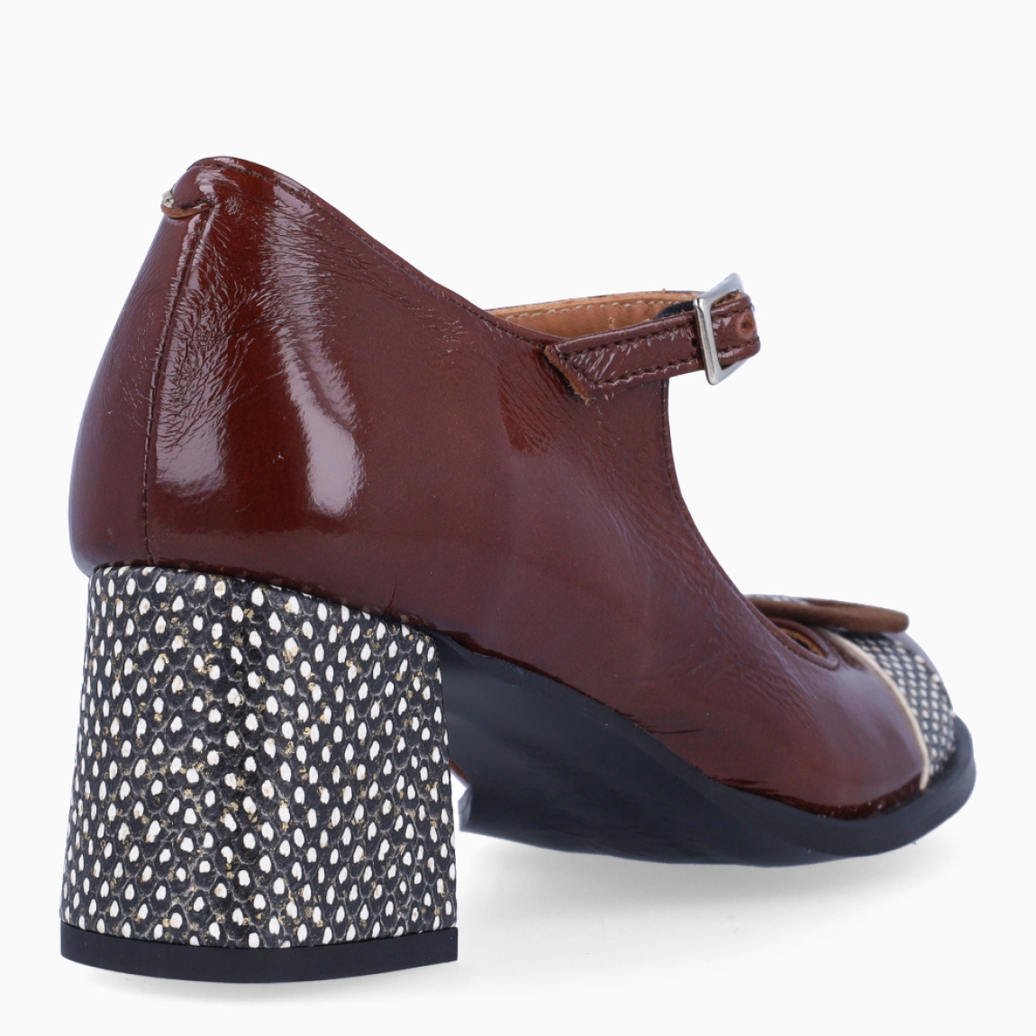 Merceditas de la marca Nemonic, modelo ELIS. Exterior en charol color marrón con estampado y detalle de hebilla en la punta redonda. Interior en piel color cuero. Cierre con hebilla en la pala. Merceditas Nemonic con tacón de 5cm de altura. Merceditas Nemonic ELIS son ideales para estilizar y elevar tu look!