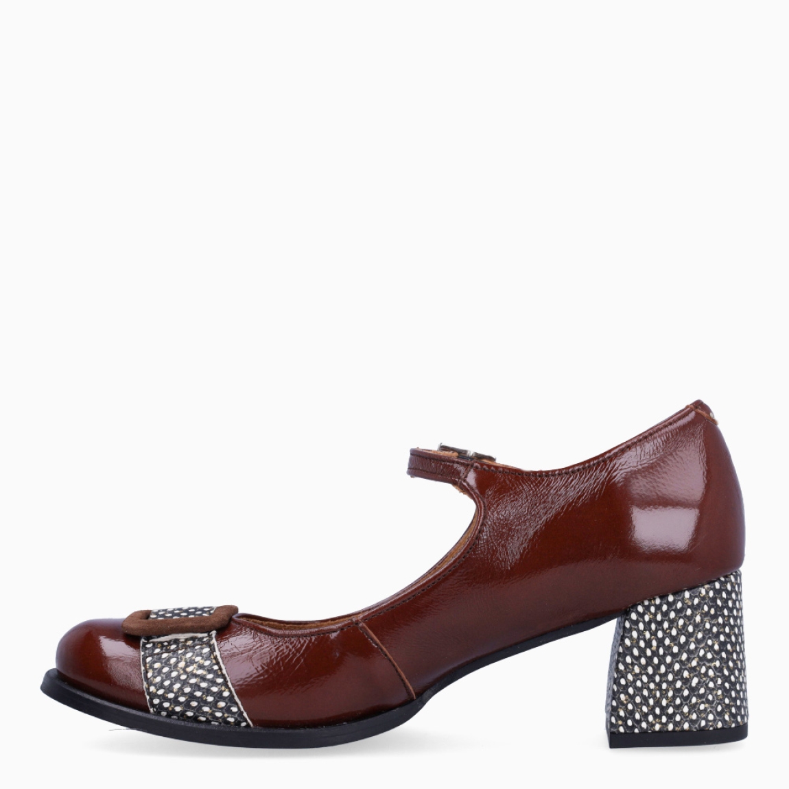 Merceditas de la marca Nemonic, modelo ELIS. Exterior en charol color marrón con estampado y detalle de hebilla en la punta redonda. Interior en piel color cuero. Cierre con hebilla en la pala. Merceditas Nemonic con tacón de 5cm de altura. Merceditas Nemonic ELIS son ideales para estilizar y elevar tu look!