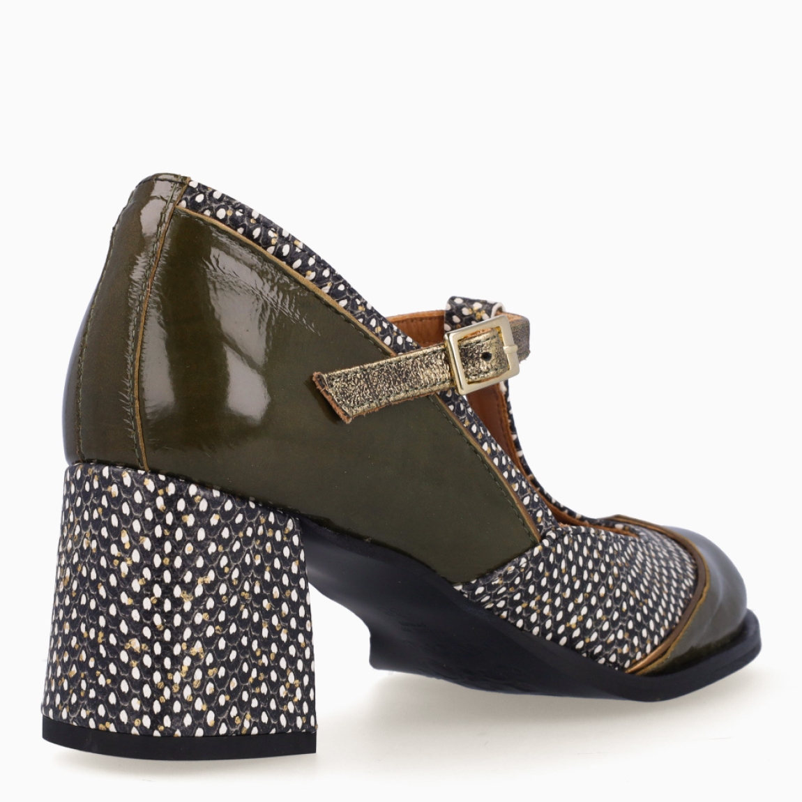 Merceditas de la marca Nemonic, modelo CRISTA. Exterior en charol color verde con estampado y punta redonda. Interior en piel color cuero. Cierre con hebilla en la pala. Merceditas Nemonic con tacón de 5cm de altura. Merceditas Nemonic CRISTA son ideales para estilizar y elevar tu look!