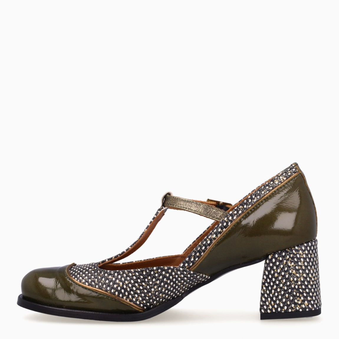 Merceditas de la marca Nemonic, modelo CRISTA. Exterior en charol color verde con estampado y punta redonda. Interior en piel color cuero. Cierre con hebilla en la pala. Merceditas Nemonic con tacón de 5cm de altura. Merceditas Nemonic CRISTA son ideales para estilizar y elevar tu look!