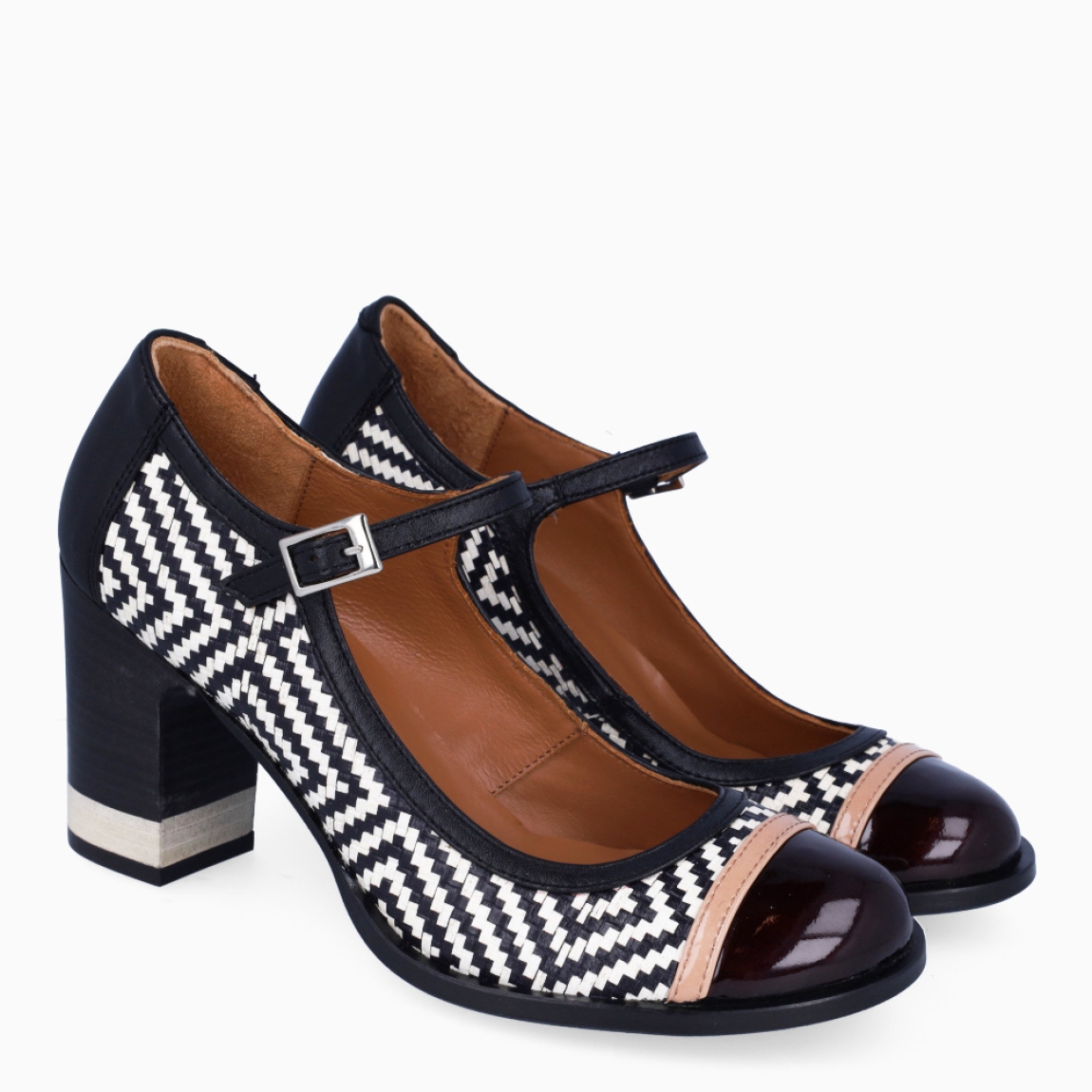 Merceditas de la marca Nemonic, modelo LORENS. Exterior en charol color multicolor con estampado y punta redonda. Interior en piel color cuero. Cierre con hebilla en la pala. Merceditas Nemonic con tacón de 7cm de altura. Merceditas Nemonic LORENS son ideales para estilizar y elevar tu look!