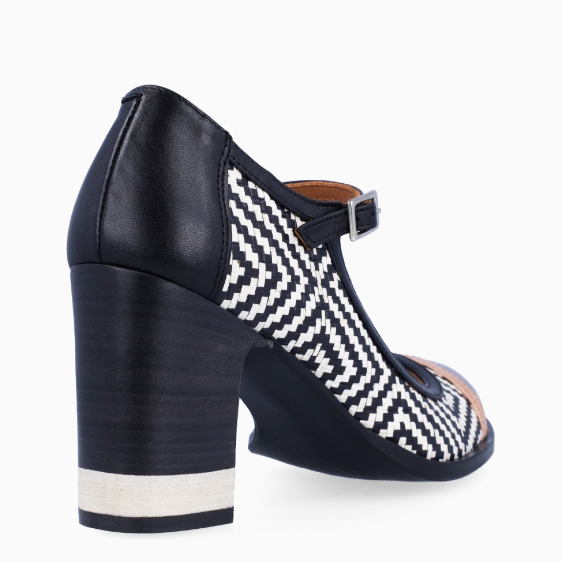 Merceditas de la marca Nemonic, modelo LORENS. Exterior en charol color multicolor con estampado y punta redonda. Interior en piel color cuero. Cierre con hebilla en la pala. Merceditas Nemonic con tacón de 7cm de altura. Merceditas Nemonic LORENS son ideales para estilizar y elevar tu look!