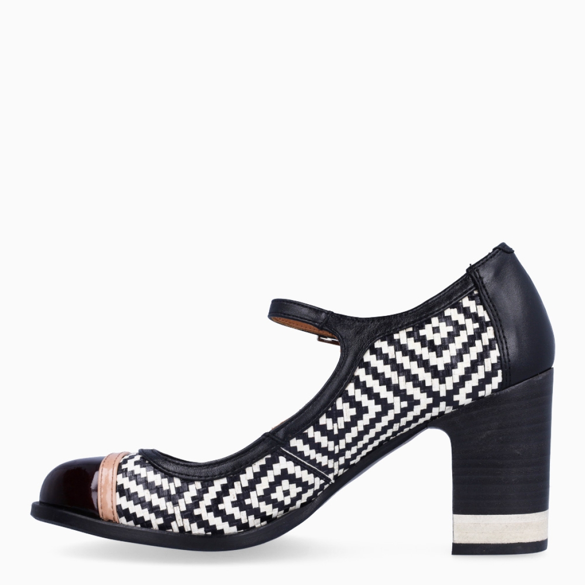 Merceditas de la marca Nemonic, modelo LORENS. Exterior en charol color multicolor con estampado y punta redonda. Interior en piel color cuero. Cierre con hebilla en la pala. Merceditas Nemonic con tacón de 7cm de altura. Merceditas Nemonic LORENS son ideales para estilizar y elevar tu look!