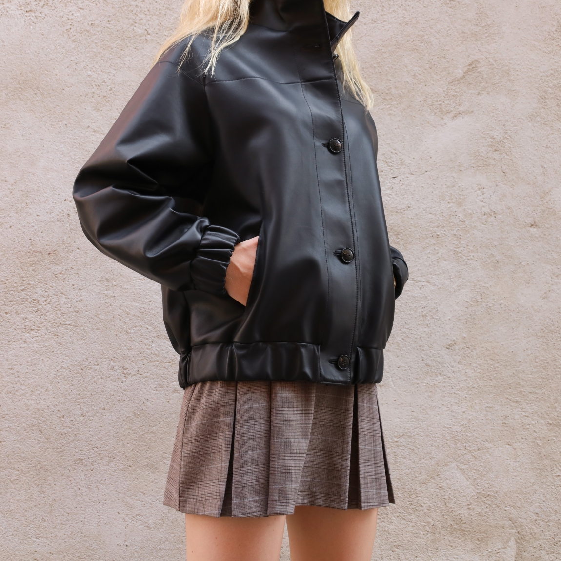 Chaqueta corta de la marca Pell Xavier, modelo GRETA. Chaqueta elaborada en piel color negro. Chaqueta ligera, suave y con bolsillos delanteros. Cierre con botones a tono. Chaqueta Piell Xaxier ideal para tus looks de temporada!