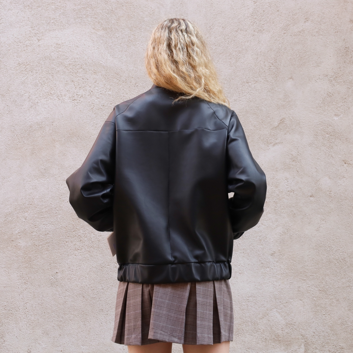 Chaqueta corta de la marca Pell Xavier, modelo GRETA. Chaqueta elaborada en piel color negro. Chaqueta ligera, suave y con bolsillos delanteros. Cierre con botones a tono. Chaqueta Piell Xaxier ideal para tus looks de temporada!